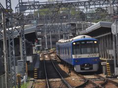 　ＹＲＰ野比駅で上りとすれ違い、青い快特