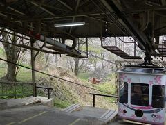 桜の模様のゴンドラがやってきました。

満員電車並に混んでいます。