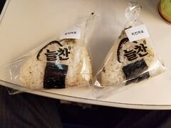 ２日目は全州へ遠征します。孔徳駅から龍山駅へ出て、麗水ＥＸＰＯ行きのＫＴＸに乗り込む前に車内で食べようとキンパプ（海苔巻き）を探したのですが見つからず、日本式のおにぎり屋でツナマヨ入りとチキンマヨ入りを購入。具だくさんで食べ応えのあるおにぎりでした。