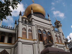 観光ですから、クイーンストリートから歩いて5分のサルタンモスクに立ち寄ります。
