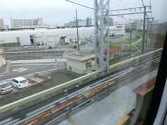 高架に上がって、名鉄名古屋本線をまたいでいきます。