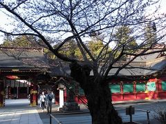 塩竈神社
帰路はちょうど運行が再開しており、小牛田を出たところで減速運転してたが、予定よりも早く塩竃駅に到着。歩いて神社まで行くと、ぎりぎり閉まるところだった。桜はまだ一輪も咲いていない。
仙石線側に出て、仙台に戻る。