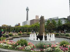 山下公園　噴水　水の守護神像

よこはま花と緑のスプリングフェアが終了しても、ガーデンネックレス横浜は6月2日まで開催され、5月3日からは横浜ローズウィークが始まります。
バラが見頃となるころに、また出掛けたいと思います。

（おしまい）