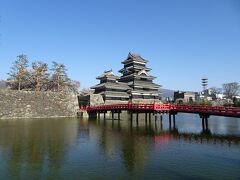 松本城。以前に入城したことがあるので、今回は中には入りませんでした。