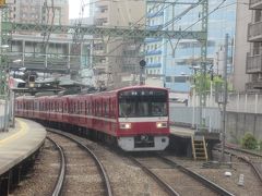 北品川駅通過。＜ＫＫ０２＞
上り普通電車とすれ違い。