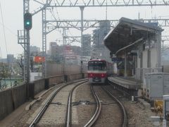 鮫洲駅通過。＜ＫＫ０５＞
快特は下り普通電車を待避させて駆け抜けます。
鮫洲駅は島式ホームの両側に通過線を持つという京急ではちょっと変わった構内配線になっています。
