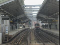 大森町駅通過。＜ＫＫ０９＞
上り線には普通電車。