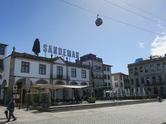 青空の出ているうちにドウロ川クルーズしようと
足早に乗り場に向かいます。

通りにはポートワインの工場見学、試飲の出来るワイナリー
が並んでいます。
そういえば、前回のツアーでサンデマンを見学したときに
勢いで買ったポートワイン、どうしたかしら(;^ω^)
