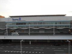 朝早く、自宅から車で羽田空港第2ターミナルの駐車場へ。朝早かったのですが、すでに一般の4Fはいっぱいで5Fに停めました。