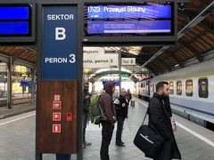 観光が終わり、夕方出発する列車の時刻に合わせてヴロツワフ本駅へ。

日本ではあまり見かけることのできない屋根の下に列車が入る駅舎はヨーロッパ特有で旅の気分が高まります。