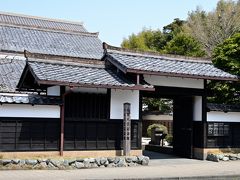 ●小泉八雲記念館

武家屋敷風の立派な門構えの建物が、明治時代の随筆家で、日本の怪談話を英語訳した『怪談』を出版したことでも著名な「小泉八雲記念館」となっており、こちらを見学していくことに。

〔小泉八雲記念館〕
・概要：小泉八雲の生涯の紹介や遺品・原稿などの展示
・開館時間：8:30～18:30（4月1日～9月30日）
　　　　　　8:30～17:00（10月1日～3月31日）
・入館料：大人400円（３館共通券（大人1,090円）あり）
・アクセス：ぐるっと松江レイクラインバス「小泉八雲記念館前」バス停
・所要時間：30分程度
・参考HP：https://www.hearn-museum-matsue.jp/