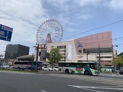 駅ビル「アミュプラザ鹿児島」を探索します。
私は旅行に行くと現地の本屋（大きめの）に行くのが好きなので、迷わず紀伊国屋書店へ。4階にありました。
広い店内は朝だというのに結構人が入っています。
同じフロアにある ABCクッキングスタジオの前も通りました。
ガラス張りの教室は、朝から生徒さんが一生懸命がんばっている様子がよくわかり、思わず立ち止まって見学したい気分になりました。
3階、2階も少し見て回りましたが、全体的ににぎわっていて、活気に満ちた駅ビルだと感じました。
ちなみに、屋上の観覧車は「アミュラン」という名前だそうで、料金は500円。
全面ガラス張りの「シースルーゴンドラ」も2個設置されているそうです。