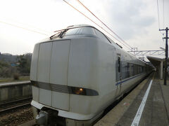金沢駅まで行ったらそこから本当は観光特急花嫁のれんに乗り換えたかったのですが、残念ながら切符が取れず、能登かがり火で。

サンダーバードによく似ていますがなんだか色あせてました(;^ω^)


 