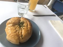 夜ご飯は、トリップアドバイザーで高評価だったこのお店を。
シドニーで覚えた直接予約作戦をもちろん実行。
顔も覚えていて貰えるし、店員さんとのコミュニケーションが楽しい！

日本人の店員さんもいて、日本語が通じます。

ガーリックブレッド