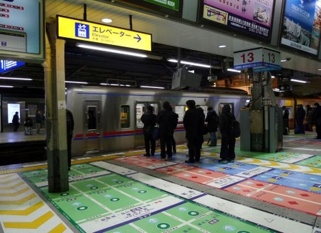 品川の京急駅。<br />整然と並べるようにサインがあります。