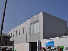 　お店が並んだところを歩いて、今度は小田急片瀬江ノ島駅へやってきました。
　竜宮城みたいな駅舎は建て替えられているようです。

　https://4travel.jp/travelogue/10354642