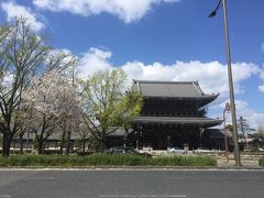 天気良いのでバスにも地下鉄にも乗らずテクテク歩きます。
東本願寺の前も通りました。