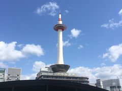 一週間前まで雨マークだったのに晴天！　雨女挽回です。
名古屋から新幹線であっという間に京都駅到着