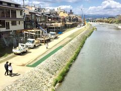 鴨川です。
床料理の支度していました。　京都の夏の風物詩ですね
京都の夏は暑い