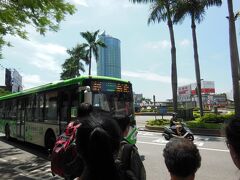 台南駅から右にロータリーをぐるっと回った先にある停留所から、緑幹線玉井行に乗ります。バスは意外と混んでいて、座ることが出来ず行程の1/3くらいは立っていました。