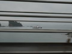 あいにくの雨模様ですが、「天草宝島ライン」の船は元気に走っていました。
船で行くのもイイネ。