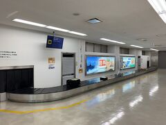 富山空港のバゲッジクレームです。一直線横長は初めてかも。面白い形ですね。