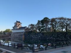 バスで富山空港に向かうために近くのホテルに向かうとお城が見えてきました。少し時間があるので寄ってみました。
富山城と書いてあるので歴史があるのかと思いきや昭和になってから作ったものだそうです。