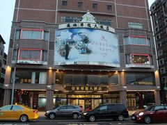 美麗島駅から六合夜市を超えてすぐのホテルRカオション。どこに行くのも便利な立地です。