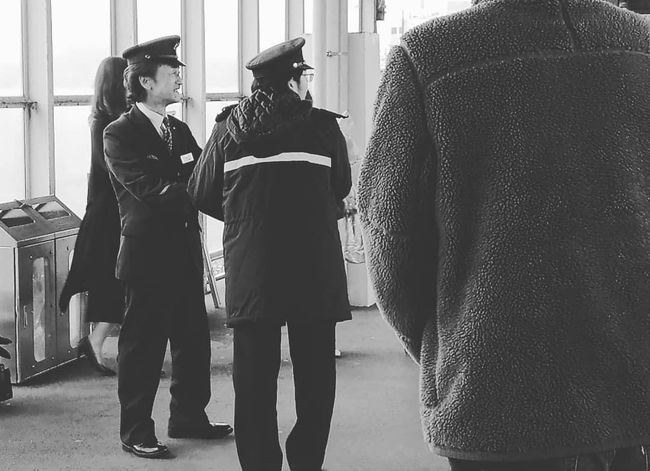 13年住んだ札幌を離れ、JRで函館駅に到着。<br />私達夫婦は新たな土地で新生活ですが、定年を迎えた乗務員の方へのセレモニーの場面に遭遇。