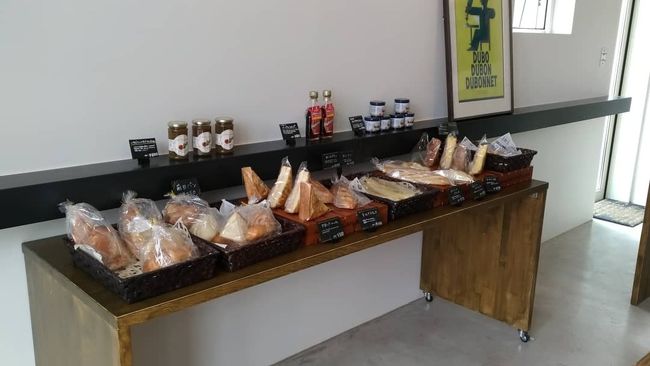 家のご近所にあるインバケットというパン屋さん。こじんまりしてる。