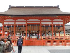　「伏見稲荷大社　楼門」の真後ろにある「外拝殿」です。朱色の鮮やかさが印象的です。