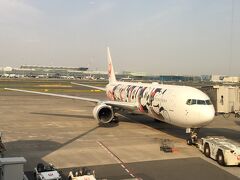 7:30　羽田から大阪へのJAL便はミッキー塗装でした。かわいい！