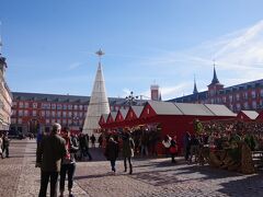 さあ、マヨール広場（Plaza Mayor）です。
ぐるりと四方を建物に囲まれた中世の都市の中心的存在です。
