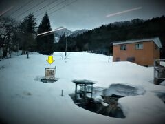 13:57　土樽駅に着きました。（水上駅から17分）

新清水トンネル（三国山脈）を通り抜けると別世界、まさしく川端康成「雪国」に描かれている情景です。

新潟県最初の駅です。雪に埋もれた旧下りホーム、雪中から顔を出す駅名標（黄色矢印）は、春の到来をジッと待っているように見えますね。