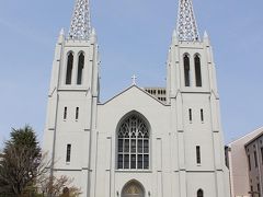 【カトリック布池教会 聖堂】
続いて教会関係です。
1962年築。双塔や先の尖ったアーチなどゴシック風の建築です。
【登録有形文化財】