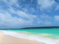 伊良部島の宿をレンタカーで出発して前浜ビーチにやってきました。
天気が思ったより良い！