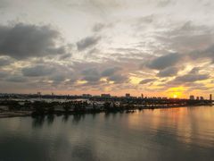 ・【12】からのつづきです。

3月16日朝、マイアミ港から日の出を眺める。
夜中に、既にマイアミ港に到着してしまっているのを知ってしまってからほぼ寝てなかった～寝るのがもったいなくて。。