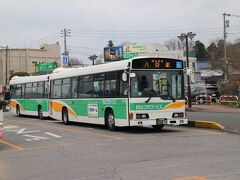 八街駅前で、ちばフラワーバスの車両。ちばフラワーバスは千葉駅、東京駅、浜松町駅を結ぶ路線を運行していて、成東、東金あたりからは鉄道利用よりはるかに便利。

