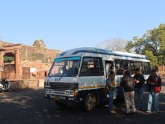 朝、8時にアグラのホテルを出発。 
途中1時間ほど移動した途中で「ファテプール・シクリ」というところに立ち寄り。 

車では乗り入れ禁止とのことで、インドのバスに乗り換え。
ぎっしり満員