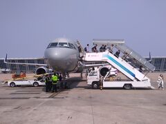 13時ちょうどに上海浦東空港へランディング。
飛行機は沖止め、バスでターミナルへ移動します。

