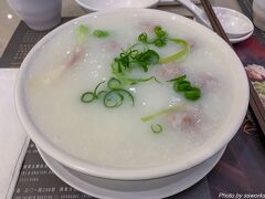 仮眠後空港内のお店もオープンしてきたので、入国審査をして何洪記で肉団子お粥をいただきます。