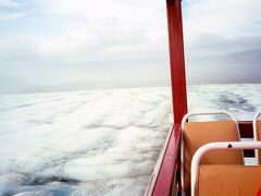 雪上車でどんどん氷河を進む