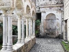 仕方がない。近くChiesa di San Giovanni degli Eremitiを見学。12世紀にイスラム建築の上に建設された教会。赤いクーポラが5つのせられているのが特徴です。アラブ・ノルマン遺産」のひとつとして世界遺産に登録されている。
中庭の回廊が美しく、いろんなポーズをして写真を撮っている人がひっきりなし。