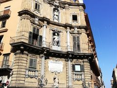 旧市街の二つのメインストリート、ヴィットリオ・エマヌエール大通りと、マグエダ通りが交差する場所にある広場クアットロカンティ に到着。17世紀に建てられたバロック建築。対面する四つの建物が四つ辻それぞれ装飾されており、1段目が四季の噴水、2段目がスペイン総督、3段目が街の守護聖女が飾られている。

交差点であり、車もたくさん通ってあるが、人気の観光スポットのため、絶えず道路の真ん中に写真を撮っている人がいた。