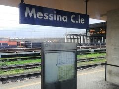 連絡フェリーの鉄道レールの接続に時間がかかり、約１時間でメッシーナ駅に着きました。