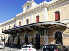 Siracusa 駅。人が少ない。
シラクサはイタリア・シチリア島南東部の沿岸に位置し、古代ギリシャの植民地シュラクサイにルーツを持つ“シチリアで最も美しい町”と言われています。世界遺産。