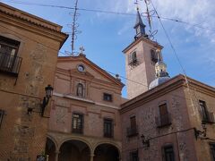 サンヒネス教会（Iglesia de San Gines de Arles）。
マドリッドでも古い時代の教会です。
どちらかと言うと、この教会は観光客には真後ろにある
「チョコラテリア・サンヒネス（Chocolateria San Gines）」
というホットチョコレートの店が有名なのだとか。
