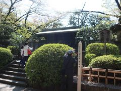 「徳川将軍家墓所　鋳抜門」。
有料だったので中へ入るのはやめました・・・（笑）。こちらの「鋳抜門」だけ見学します。
