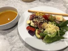 マウントクックに到着。Hermtage Hotelでビュッフェランチです。種類も豊富で美味しかったです。