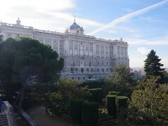 北側のサバティーニ庭園（Jardines de Sabatini）から見ると
５階建てですね。
